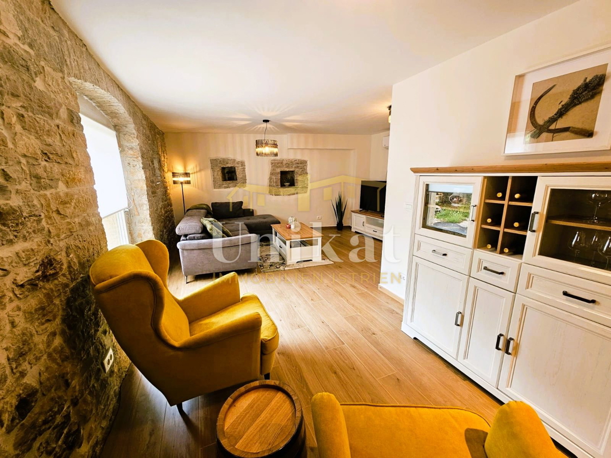 Casa in pietra ristrutturata con piscina e casetta benessere